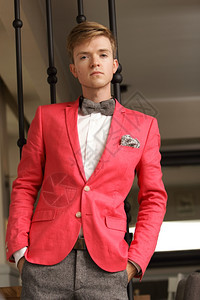 穿着红色夹克系着领结的男模特图片