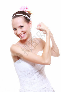 穿着婚纱的新娘展示了她的肌肉柔软二头肌紧拳孤立在白色背景的力量和概念上图片