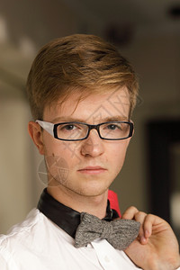 证件照白衬衫男穿白衬衫戴眼镜的年轻英俊时装男模特身着白衬衫内衣