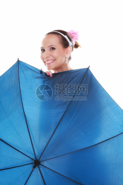 年轻浪漫新娘蓝伞雨图片