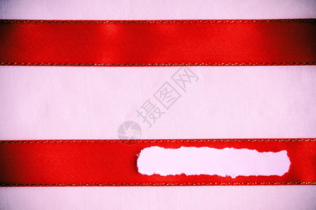 白条或被撕碎的纸标语空白的复制间用于文字信息红色丝带粉布面背景图片