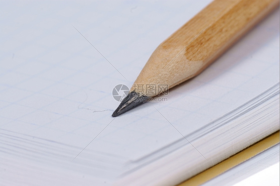铅笔在笔记本上图片