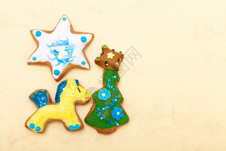 土制的姜饼蛋糕小马圣诞树和星褐色纸面上装饰有石膏和彩色装饰节日手工概念图片