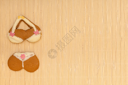 甜点配有黄冰和粉红色装饰边框或米花竹垫底框图片