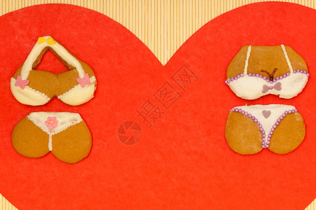 有趣的比基尼内裤红饼干甜点配有冰装饰和红心爱的象征Valentine39白日边框或米竹垫底图片
