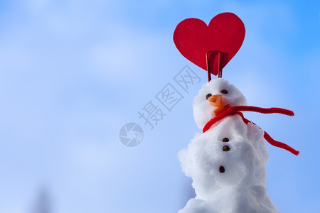 穿着红色围巾的小情人节雪外出贴有红色心爱的短片符号冬季节情人和日蓝天空背景图片