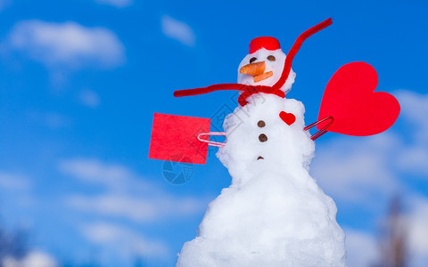 圣诞小雪人穿着红围巾心爱短片符号情人节纸户外短信冬季节情人39日蓝天空背景图片