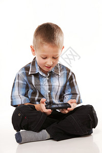 小男孩玩智能手机游戏或阅读白背景孤立的短信图片