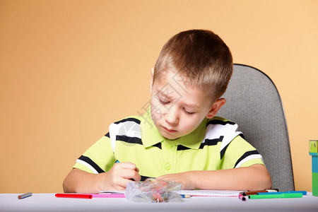 小男孩用彩色蜡笔绘画图片
