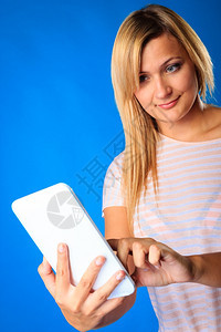现代年轻女使用平板触摸图片