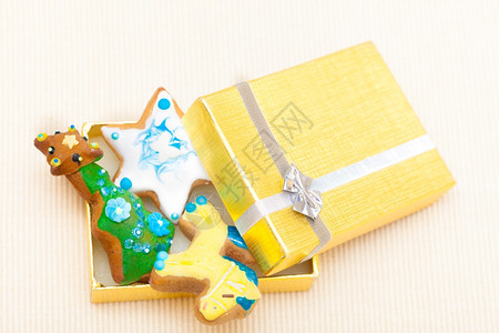 圣诞手工做的姜饼蛋糕有冰淇淋和装饰甜点在金礼物盒里纸面上贴银丝带假日概念图片