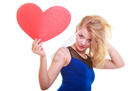 红色的心脏爱象征肖像美丽的女人拿着情节的象征穿着蓝裙子的金发美女表达着温柔的感情图片
