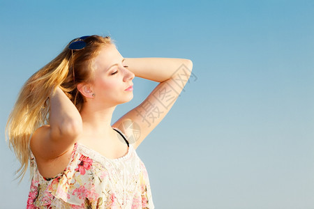 渡假穿暑期服装的女孩独自在空旷的海滩上年轻女人在海上放松夏天图片