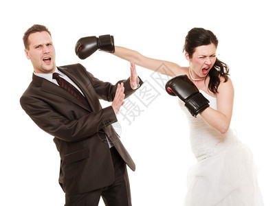 婚姻冲突有趣的夫妻吵架子向丈夫介绍谁39老板愤怒的新娘穿着婚纱的新娘拳击郎图片
