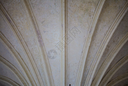 白色保险库天花板的关闭由旧柱子作为建筑部分支持古老的建筑风格图片