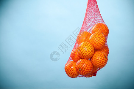 蓝色超市的新鲜橙子网包健康热带水果食品零售图片