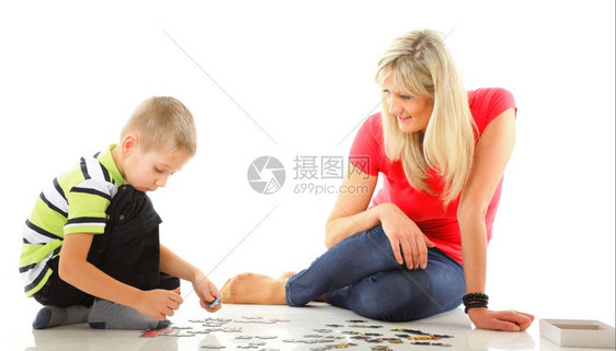 母亲和她儿子一起玩游戏图片