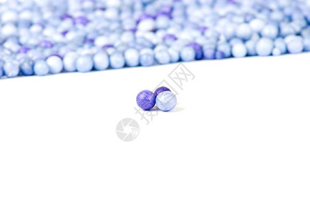 一条蓝色和两紫罗兰的小珍珠被其他的背景所隔离图片