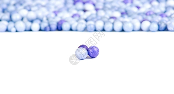 一条蓝色和两紫罗兰的小珍珠被其他的背景所隔离图片