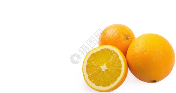 白色背景上分离的两半橙子图片