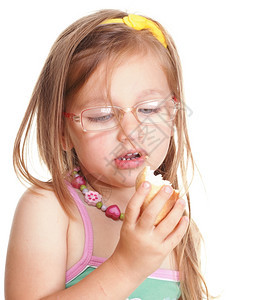 戴眼镜的有趣小女孩正在吃面包图片
