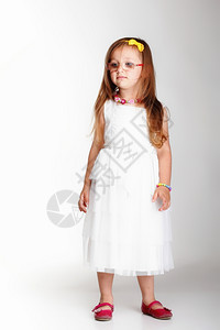 穿着白色衣裙的可爱小女孩图片