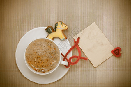 白杯热饮料咖啡卡布奇诺拿铁与圣诞节手工制作的姜饼蛋糕图片