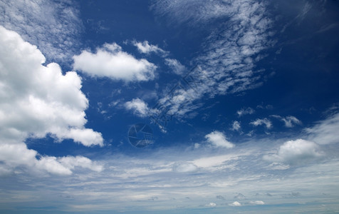 蓝天空背景云雾微小图片