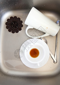 洗干净厨房水槽里有白咖啡杯图片