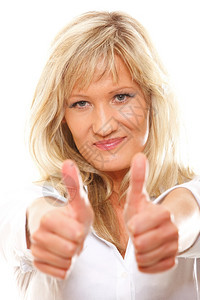快乐的金发成熟女士伸出拇指标牌孤立在白色背景上图片