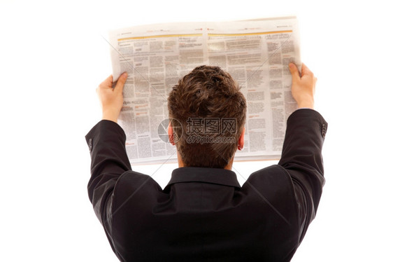 背后的商人在阅读一份孤立于白人背景的报纸图片
