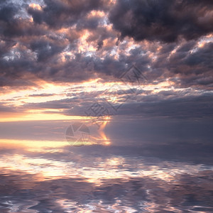 阴云的日落海景图片