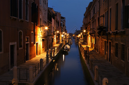威尼斯运河晚上意大利威尼斯图片