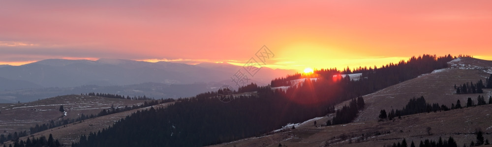 乌克兰喀尔巴阡山太阳升起的全景象图片