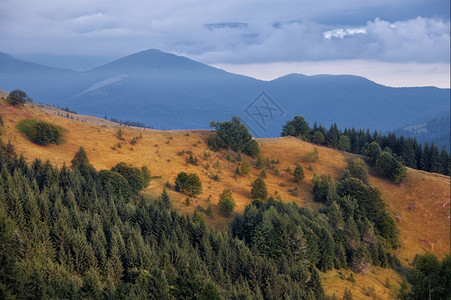 日出多云的喀尔巴阡山丘乌克兰喀尔巴阡山图片