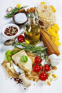 意大利面蔬菜草药香料奶酪和橄榄油图片