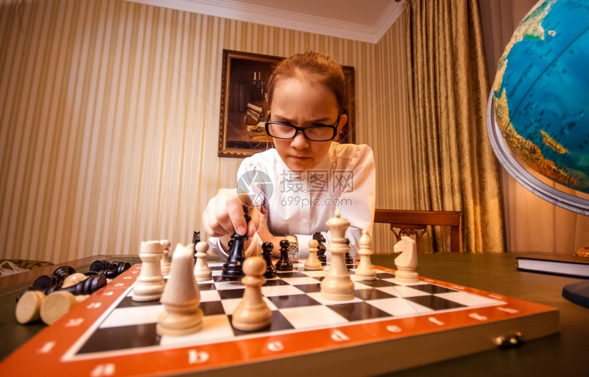 聪明女孩在棋盘上移动的肖像图片