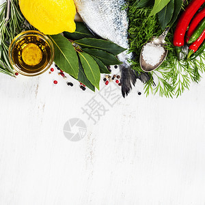 木板上的新鲜多拉鱼和蔬菜食物和饮料图片