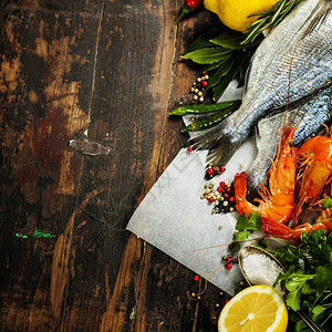 木板上的新鲜多拉鱼和虾配有食物饮料的成分图片