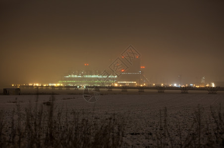 工业和环境冬季夜间发电站现场图片
