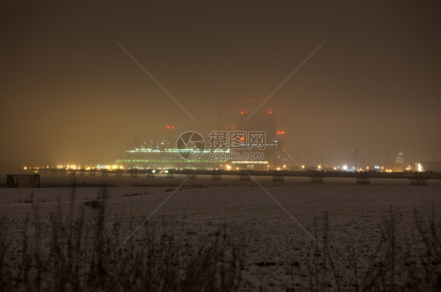 工业和环境冬季夜间发电站现场图片