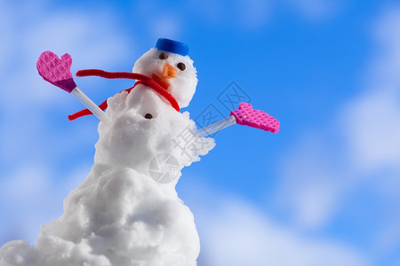 圣诞小雪人在蓝天空背景下

图片