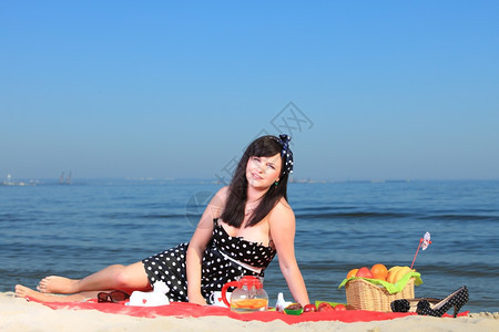 美人坐在沙滩上的红毯子反向风格图片