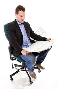 坐在椅子上看白种背景孤立的报纸全薪商人图片