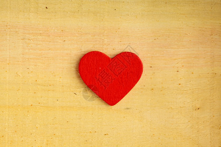 情人节39日背景红装饰心脏放在木制桌上有复空间图片