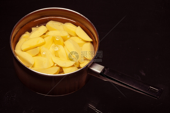 黑锅或里生土豆健康的食物和烹饪图片