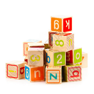 带字母的木制玩具立方体图片