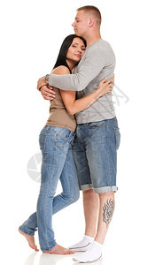 爱拥抱一个美丽的年轻快乐微笑夫妇肖像孤立一对情侣图片