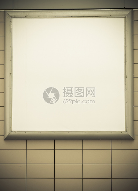 空的白广告牌挂在砖墙上信息促销产品真实的塞皮亚语气图片