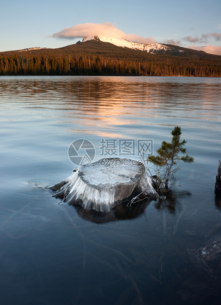 云覆盖大湖附近的华盛顿山峰图片